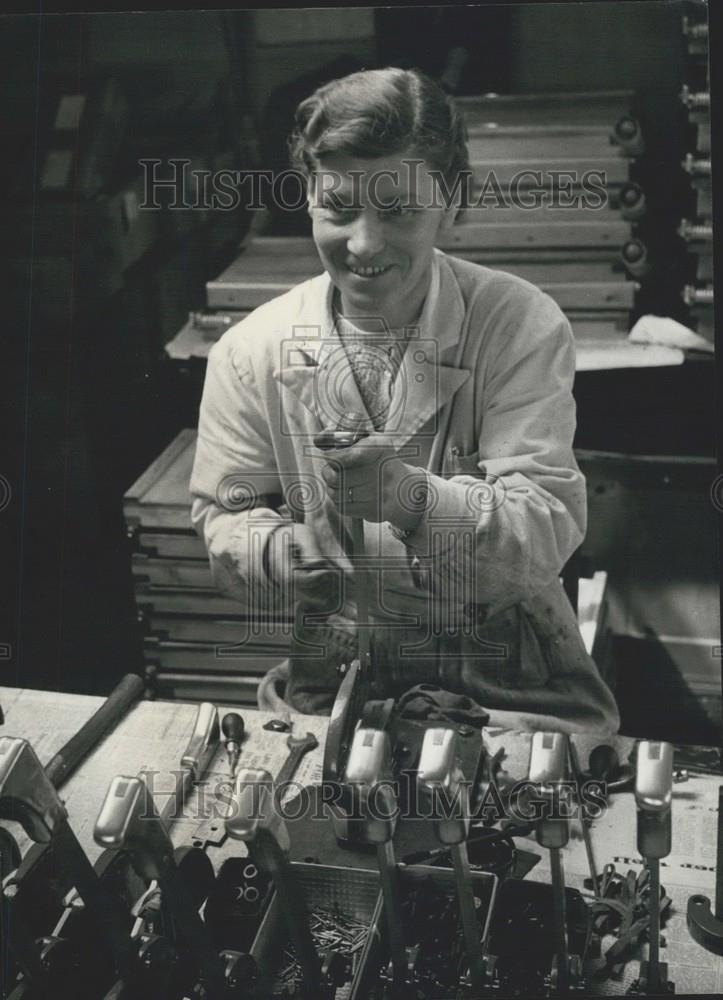 Press Photo Amy Page Assembles Paints Machinery Sheering Machine Painter - Historic Images