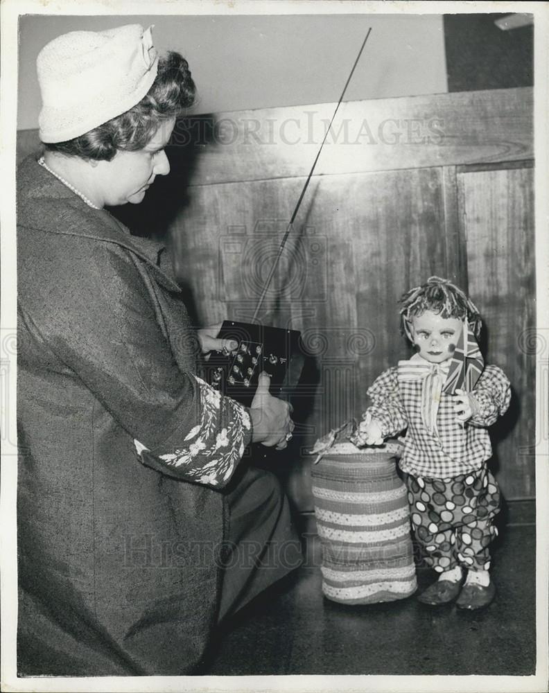 1960 Press Photo Rainbow, British-Made Radio Doll - Historic Images