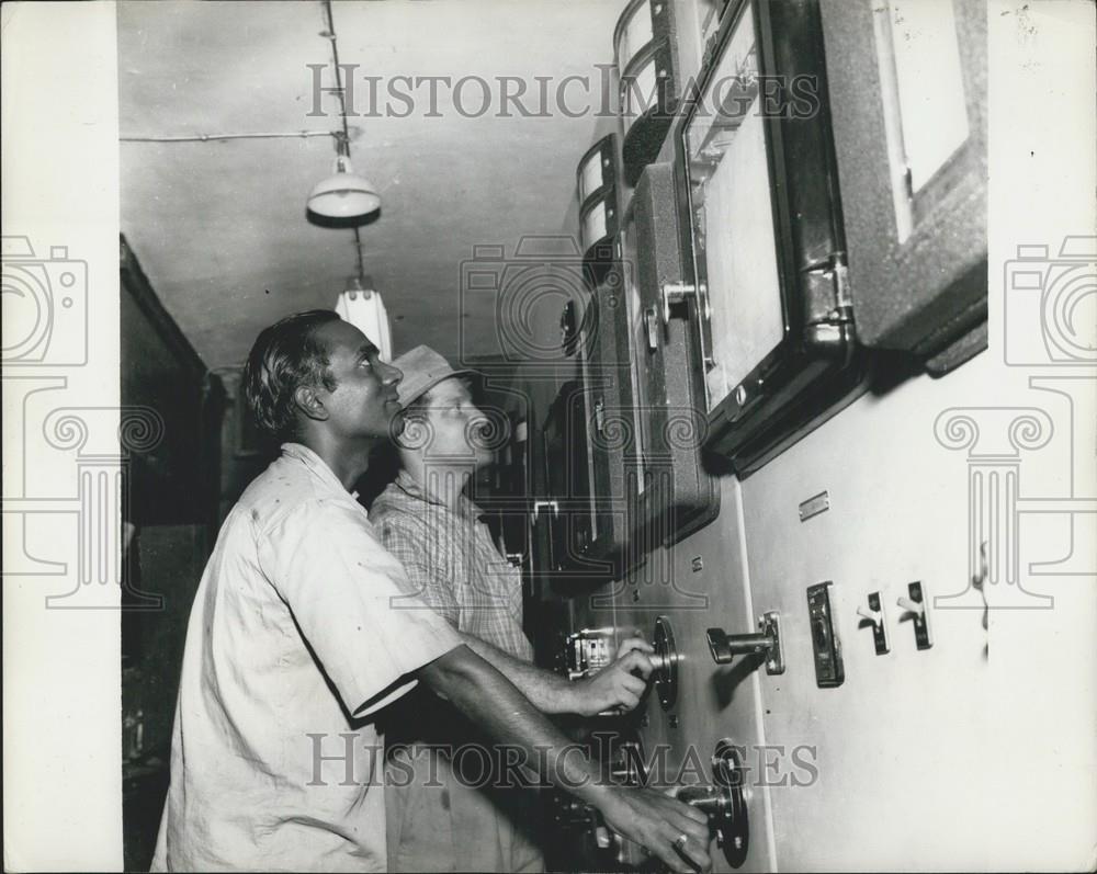 Press Photo A Russian expert trains an Indian comrade on the equipment of Bloomi - Historic Images