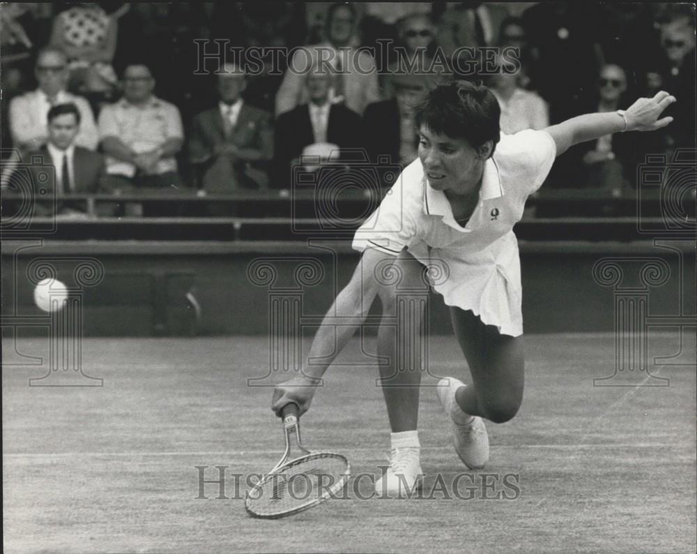 Press Photo Miss R. Casals in play at Wimbledon - Historic Images