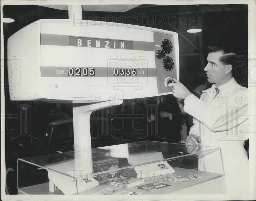 1961 Press Photo Autovista&quot;... New Type of Automatic Fuel Dispenser by B.P. - Historic Images