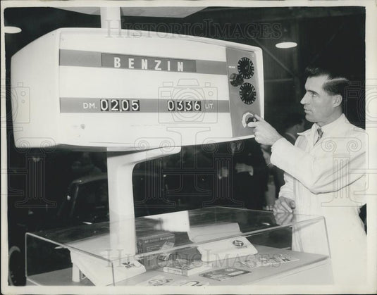 1961 Press Photo Autovista"... New Type of Automatic Fuel Dispenser by B.P. - Historic Images