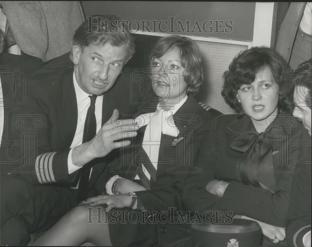 1975 Press Photo Attempted Hijack Airplane Crew Members Heathrow Airport - Historic Images