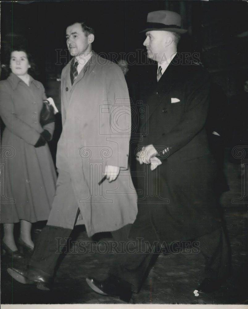 1949 Press Photo Detective Inspector Hannan Leaves The Old Bailey - Historic Images