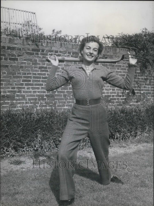 Press Photo Keeping that figure trim and youthful - Historic Images
