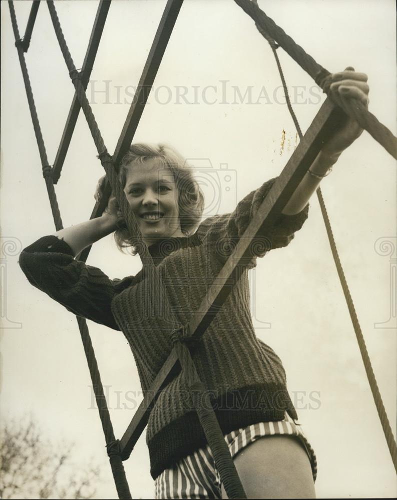Press Photo Yvonne Young - Historic Images
