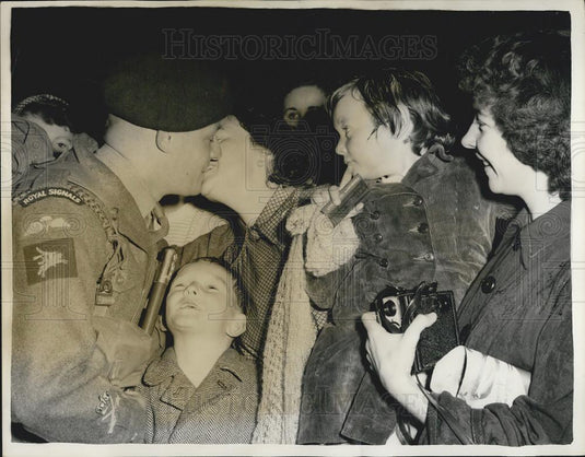 1956 Press Photo Parachute Units Leave Portsmouth for the Mediterranean - Historic Images