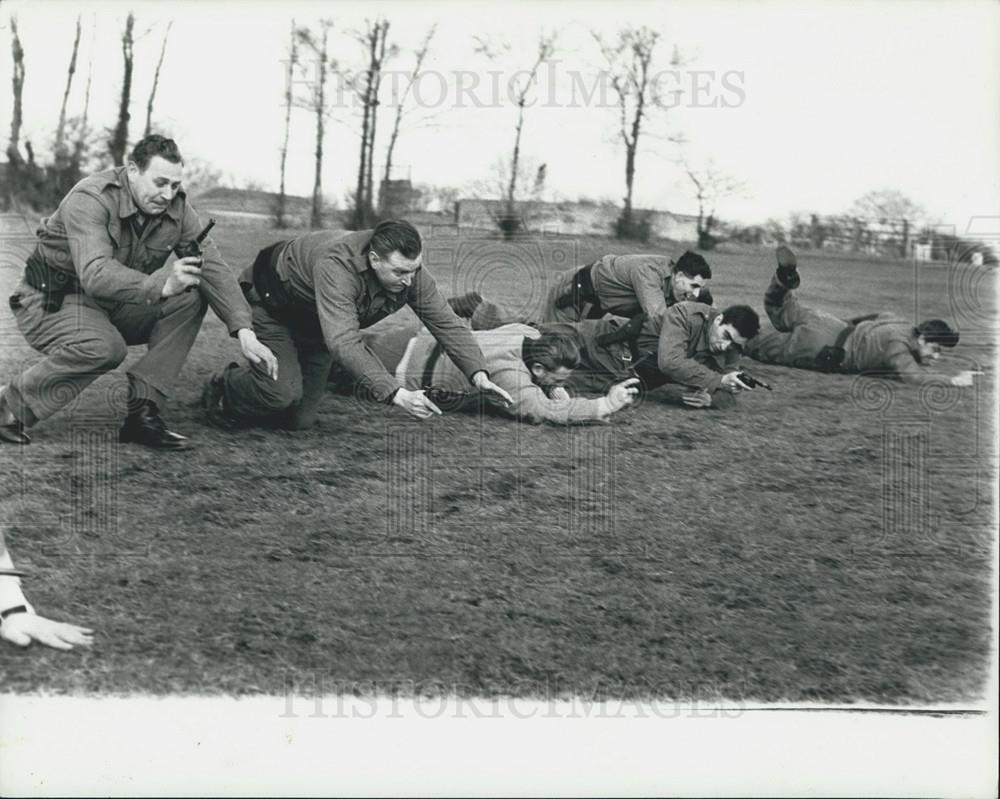 Press Photo Soldiers Learn How To Drop From Gunfire in London - Historic Images