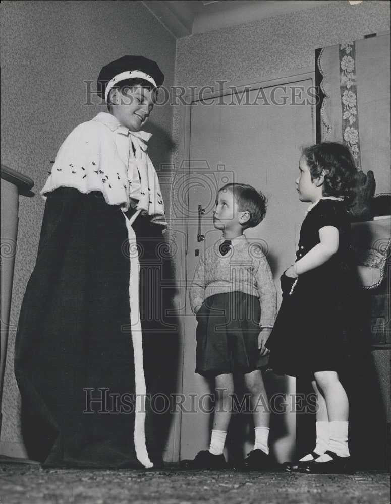 Press Photo Playing Coronatipons, Ronnie Gardner in his rooes sits on the throne - Historic Images