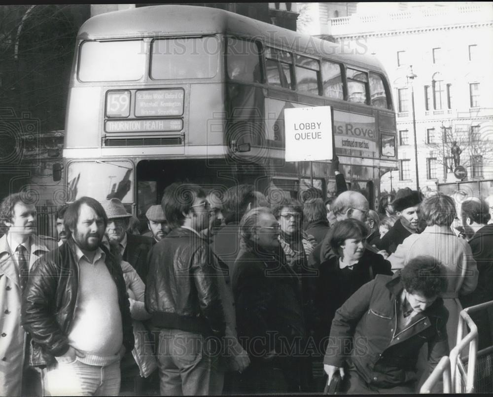 Press Photo People on the street - Historic Images