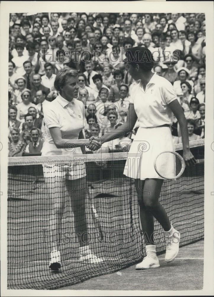 Press Photo Althea Gibson beat Ann Haydon-Shaking Hands At Wimbeldon Semi-Final - Historic Images