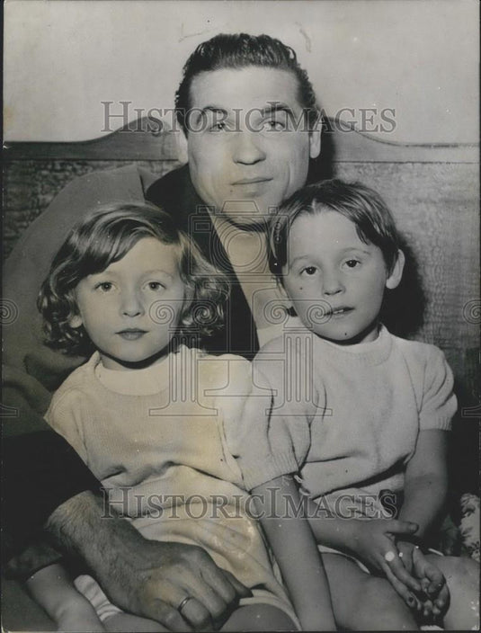 1956 Press Photo Gyula Grosios with his Wife & Children After Escape from Hungar - Historic Images