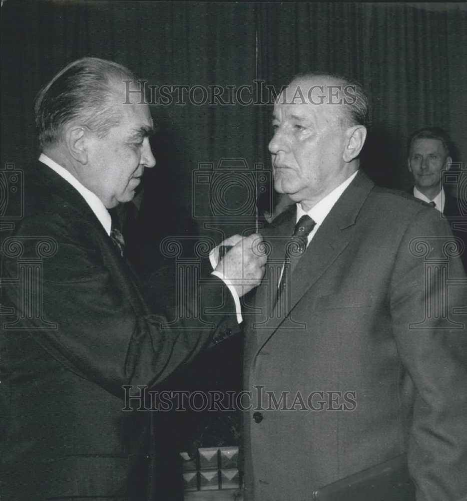 1977 Press Photo  Nikolay Blokhin gives Int "Lenin" Peace  Prize to Janos Kadar - Historic Images