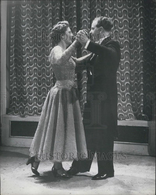 Press Photo Left foot back towards centre of room - Historic Images