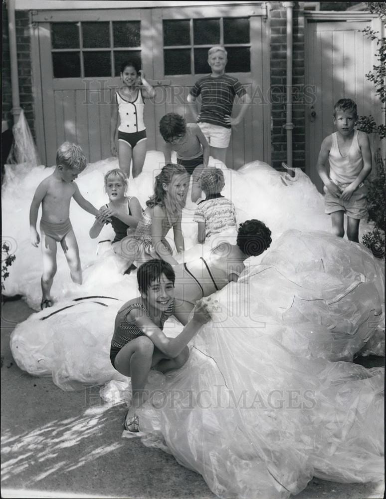 1966 Press Photo 100ft girth balloon, yesterday came down on the garage of the - Historic Images