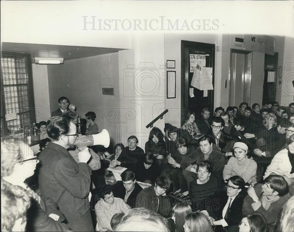 1967 Press Photo Labour MP Edwin Brooks Speaking To Sit-In Participants London - Historic Images