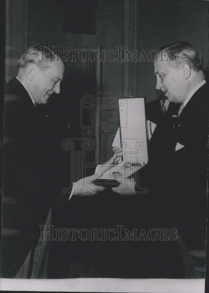 1955 Press Photo Belgian Ambassador Baron Gullaume Hands Award to President Coty - Historic Images