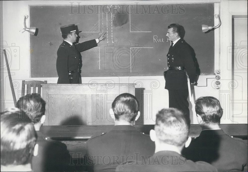 1960 Press Photo School Days For Paris Policemen - Historic Images