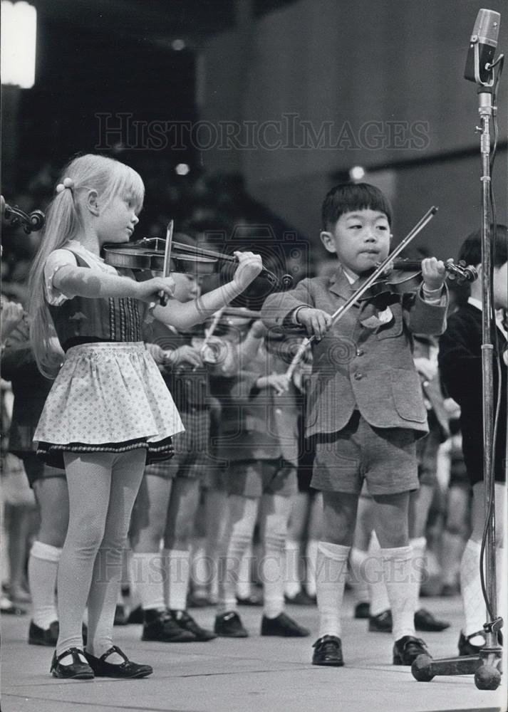 Press Photo Tokyo Massed Concert Young Violinists Performing - Historic Images