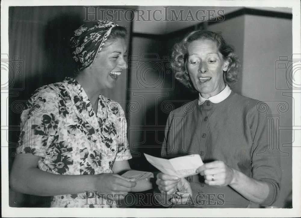 1953 Press Photo Edgar Sanders Released From Hungarian Imprisonment Heads Home - Historic Images