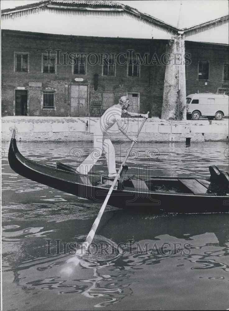 1973 Press Photo Radio Journalist Wolf Mittler Honorary Gondolier - Historic Images