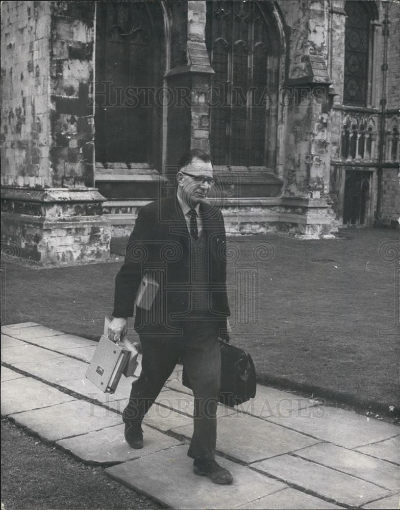 1968 Press Photo Gang Raid Of Canterbury Cathedral Inspector Carrying Evidence - Historic Images