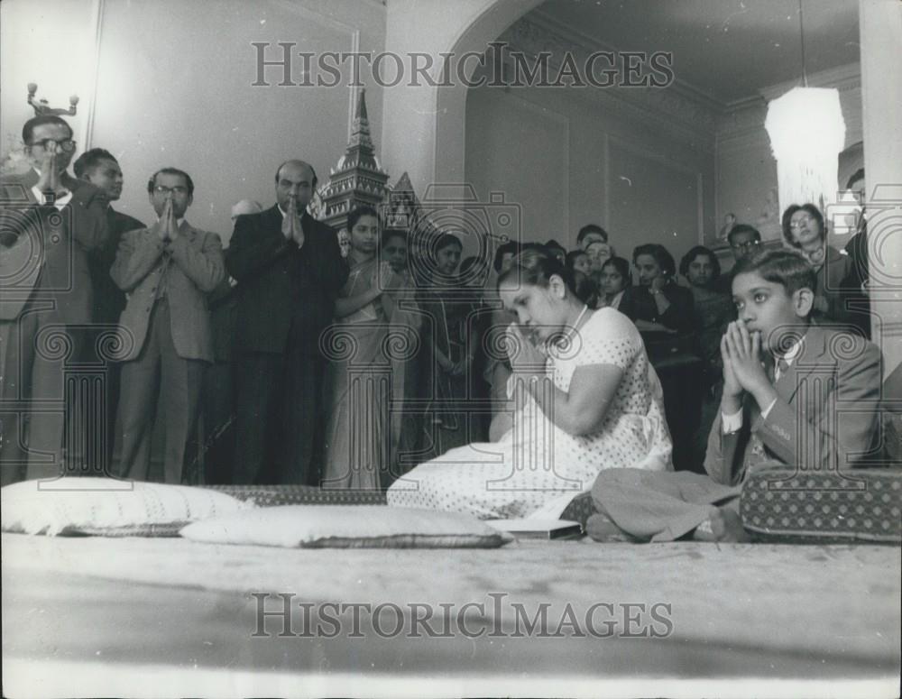 1961 Press Photo Mrs. Bandaranaike prays before the altar of the Golden Buddha - Historic Images