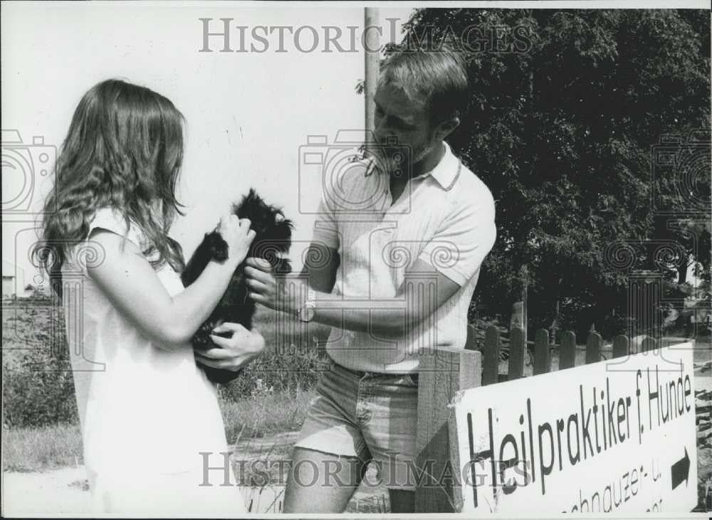 1980 Press Photo Randolph Andreas Behnke, Non-Medical Practitioner for Dogs - Historic Images