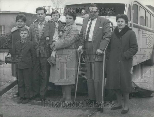 1962 Press Photo Two Families Crash Thru East Checkpoint in Berlin - Historic Images