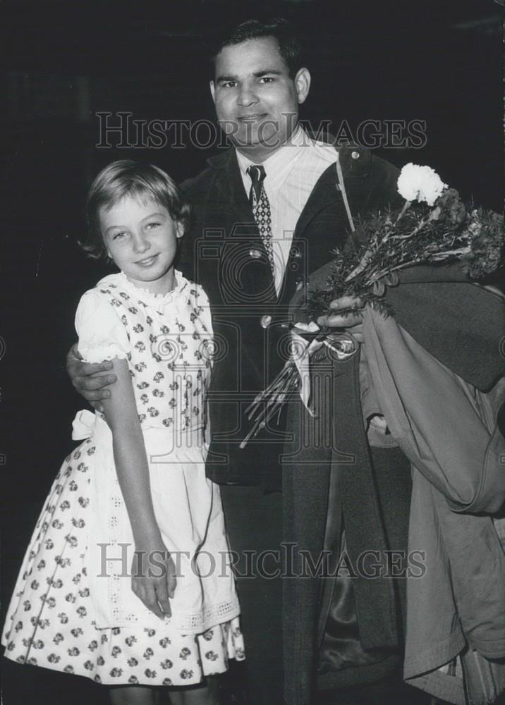 1961 Press Photo Satyagraha Union President TN Zutschi Holding Flowers - Historic Images