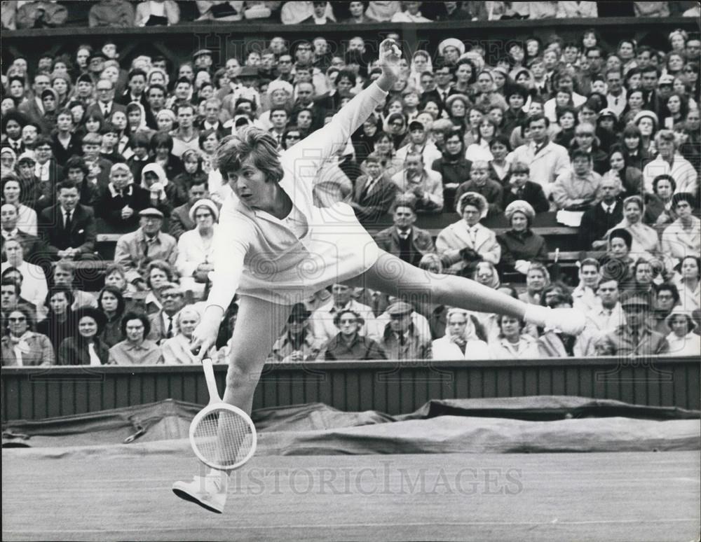 1965 Press Photo Christine Truman Beating Carol Graebner Wimbledon Tennis - Historic Images