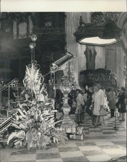 1969 Press Photo Flower festival in St. Paul's - Historic Images