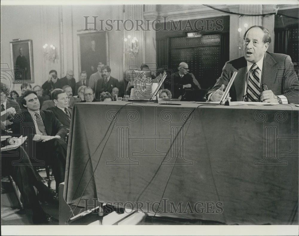 1975 Press Photo Stanley Steingut at Senate hearings - Historic Images