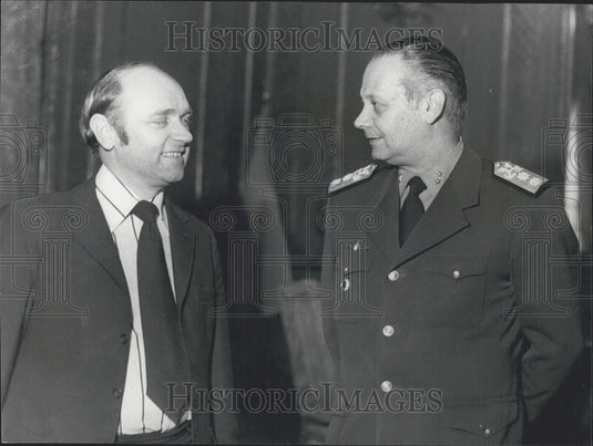 1977 Press Photo Edward Rowland & Argentine For Min Adm Cessar Guzzetti - Historic Images
