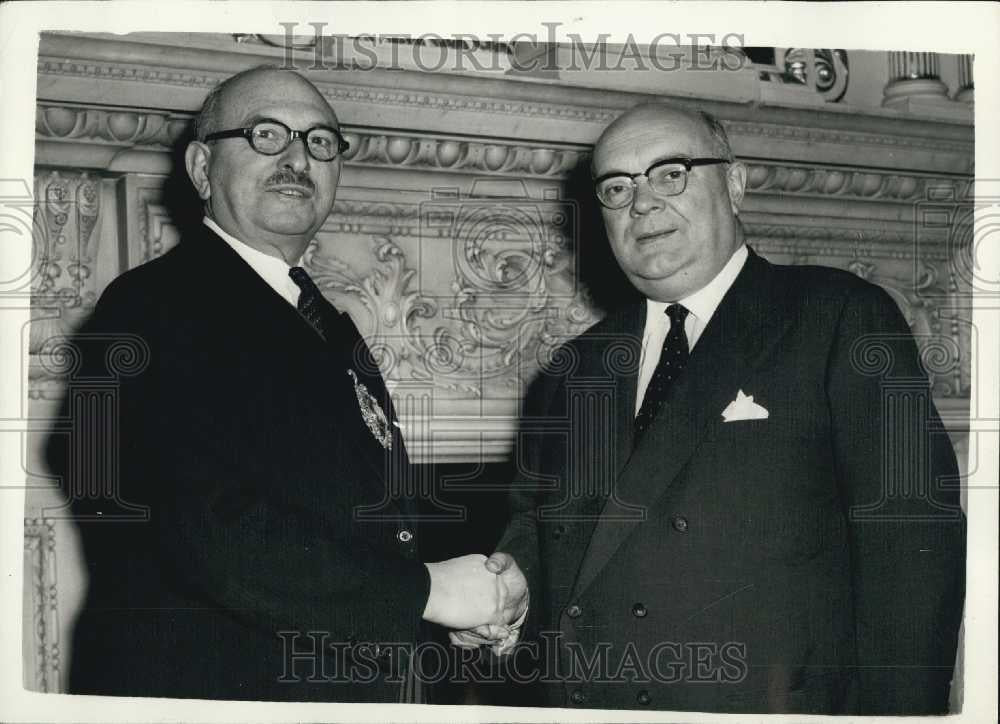 1957 Press Photo M. Spaak shakes hands with the Lord Mayor of London - Historic Images