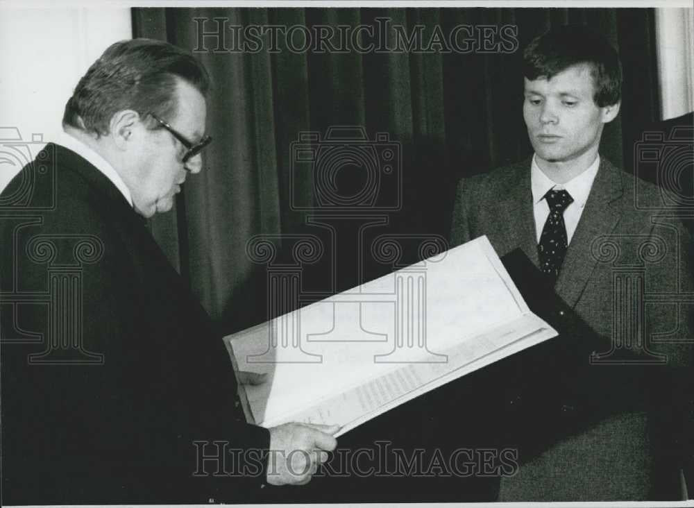 Press Photo Prime Minister of Bavaria Franz Josef Strauss Presents Award - Historic Images