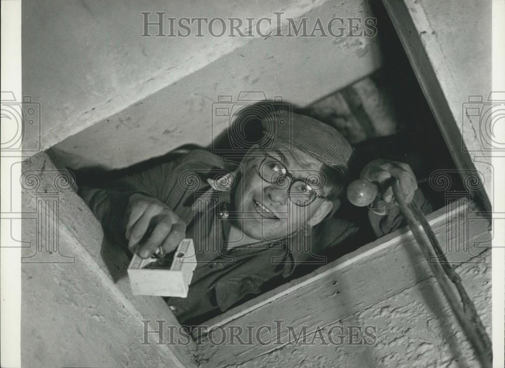 Press Photo Beverly Engineering Student Rewiring Roof Downington Hall - Historic Images