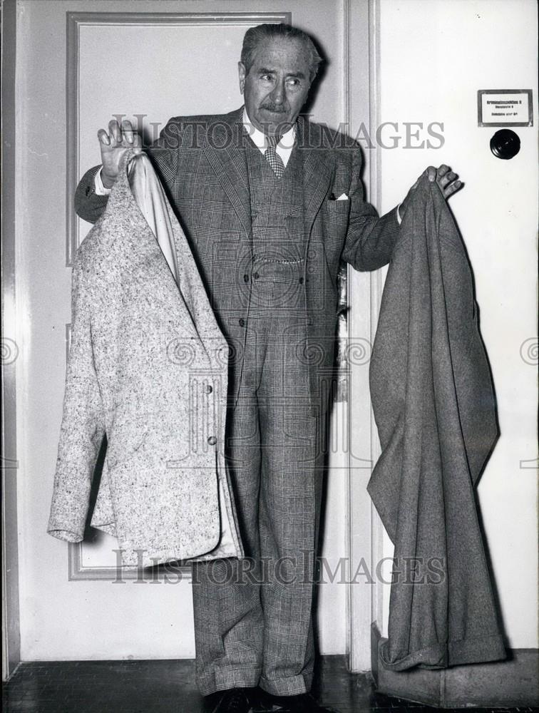 Press Photo Adolphe Menjou Holding Up Suit Pieces - Historic Images