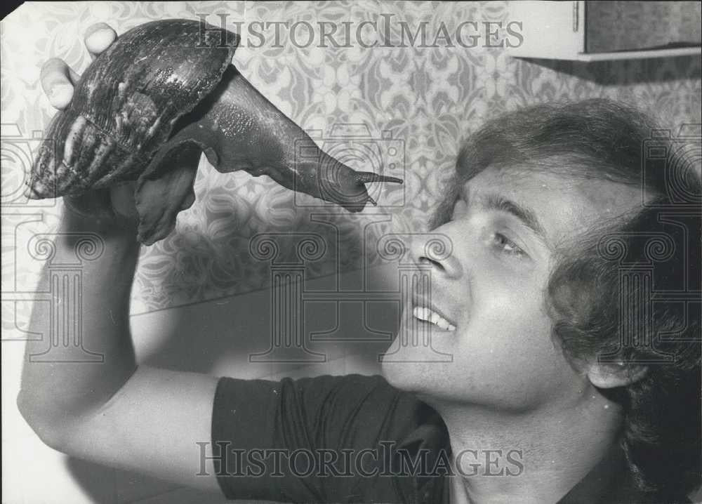 Press Photo Chris Hudson Discovers Largest Snail In The World - Historic Images