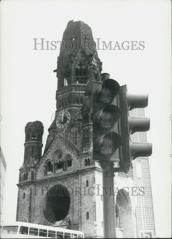 1962 Press Photo Traffic Light Switched Off Outside Gadchtniskirche Church - Historic Images