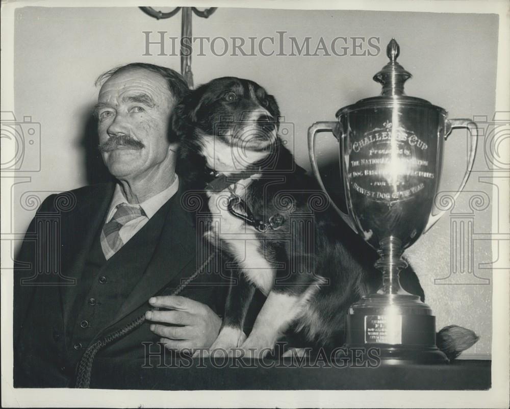 1958 Press Photo &quot;Bravest Dog Of The Year&quot; Waldorf Hotel, London -Fly - Historic Images