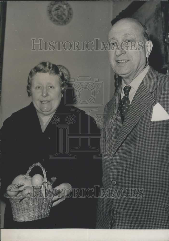 1961 Press Photo A Grocer From Nice and His if Wife Invited to Washington - Historic Images