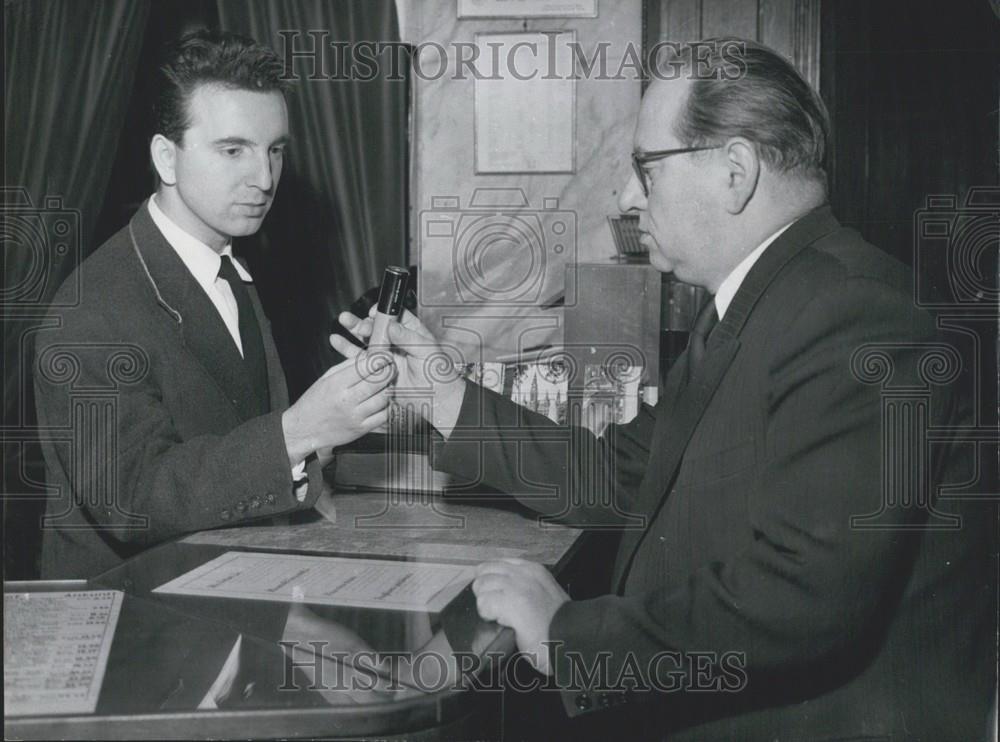 1959 Press Photo Technical Novelty in Wireless Speaking at Vienna Hotel - Historic Images