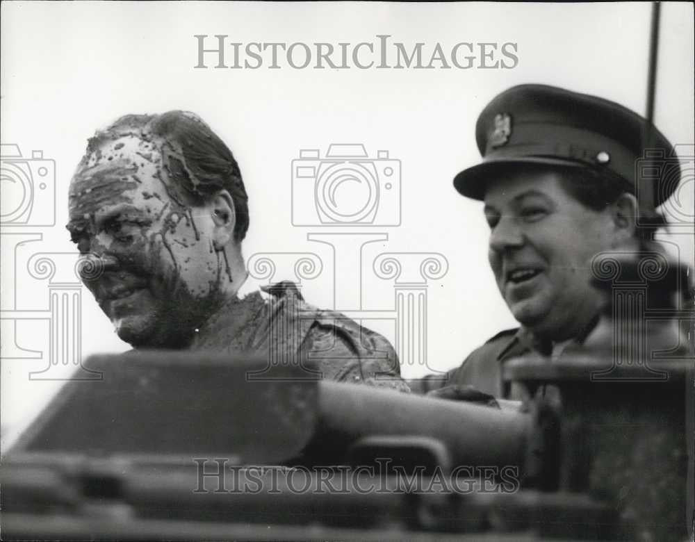 1966 Press Photo Army Minister Gerry Reynolds Tests Britain&#39;s Newest tank - Historic Images