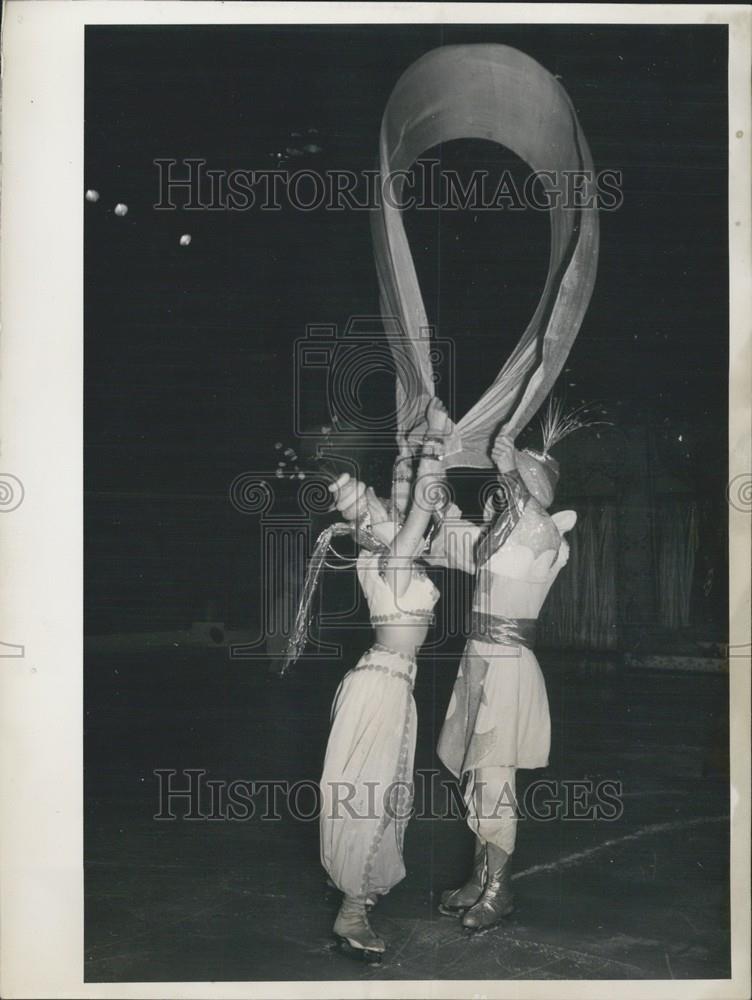 1953 Press Photo Falk is on a throughout Germany tour with its splendid ice show - Historic Images