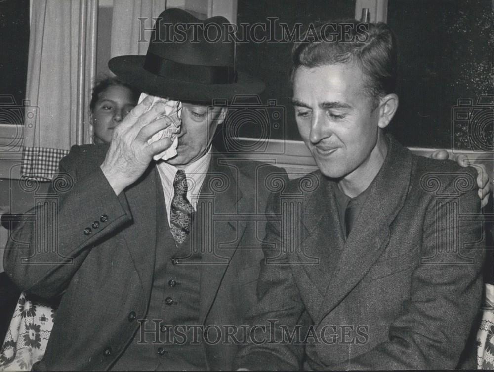 1953 Press Photo Fritz Posspich Released Russian Prisoner Father Duisburg - Historic Images