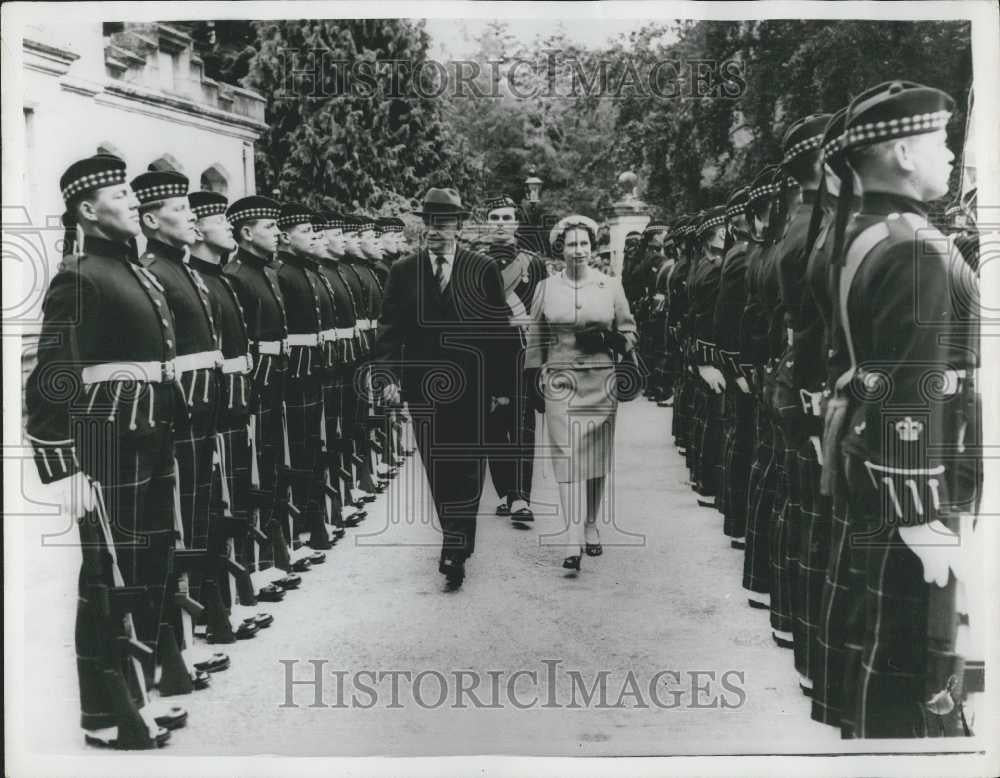 1959 Press Photo President Eisenhower greeted by H.M. The Queen at Balmoral - Historic Images