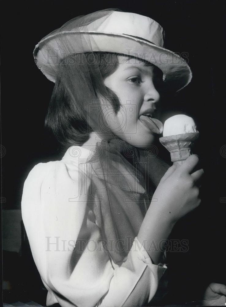 Press Photo Nicola Meller Who Took Part in Cabaret &quot;Down by the Sea&quot; - Historic Images