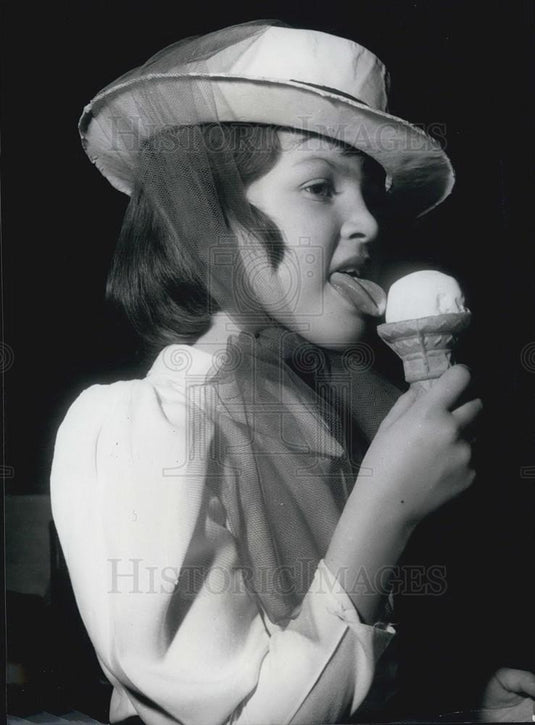 Press Photo Nicola Meller Who Took Part in Cabaret "Down by the Sea" - Historic Images