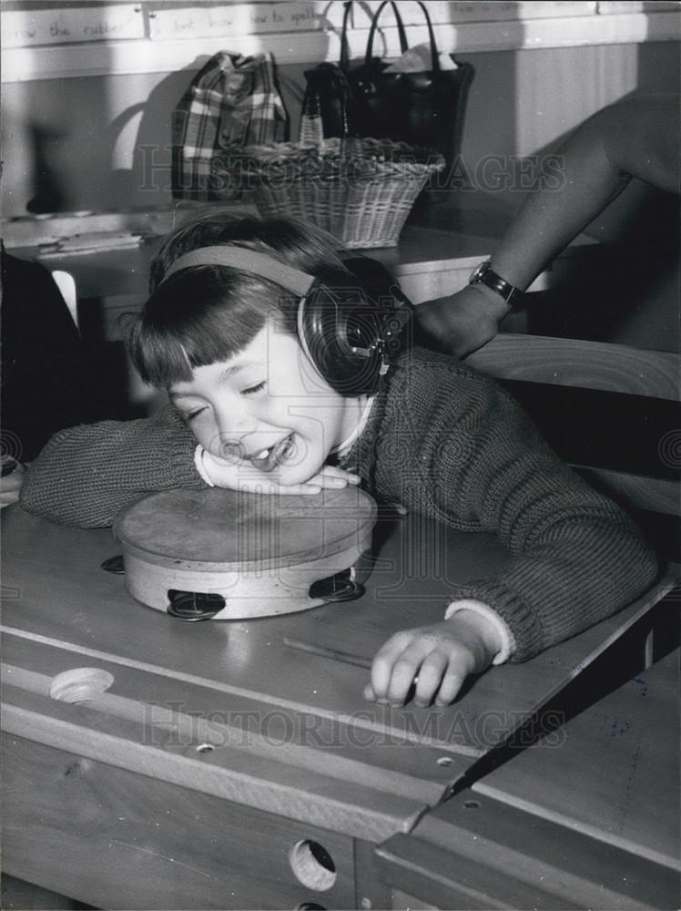 Press Photo Anita Taylor in music class - Historic Images